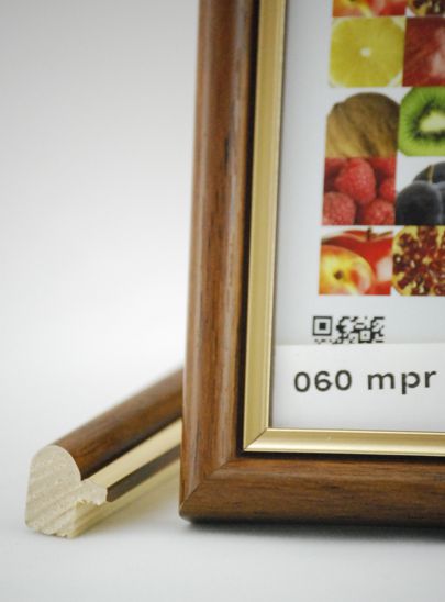 Rama Drewniana Brązowa ze Złotym Paskiem – Klasyka i Styl – Seria 060MPR