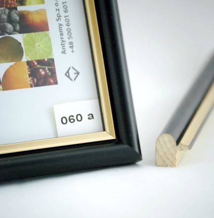 Rama Drewniana Czarna ze Złotym Paskiem – Klasyczna Elegancja – / Profil 060a/