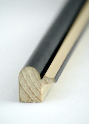 Rama Drewniana Czarna ze Złotym Paskiem – Klasyczna Elegancja – / Profil 060a/