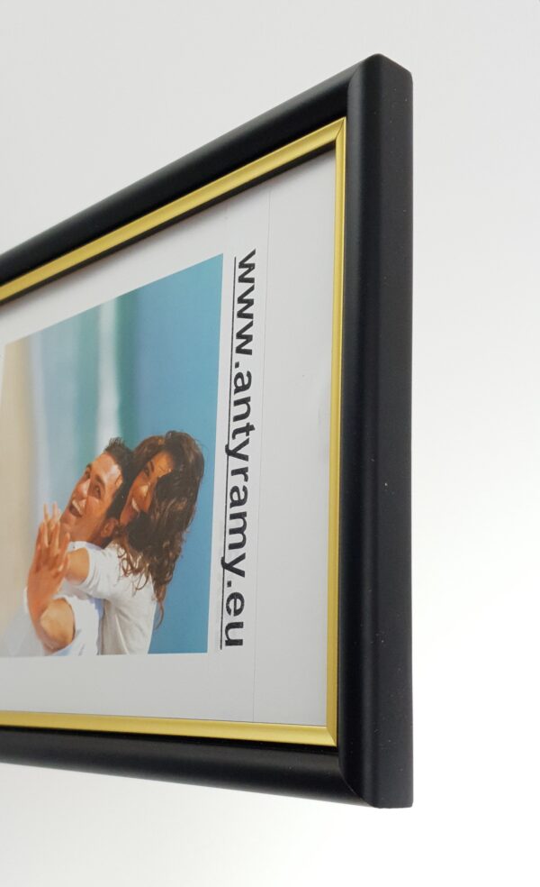 Rama Drewniana Czarna ze Złotym Paskiem – Klasyczna Elegancja – / Profil 060a/