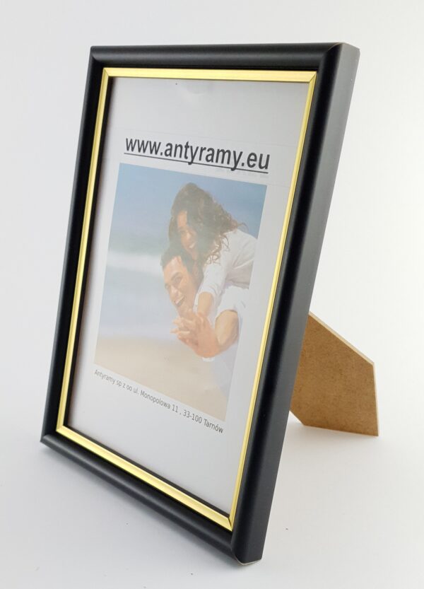 Rama Drewniana Czarna ze Złotym Paskiem – Klasyczna Elegancja – / Profil 060a/