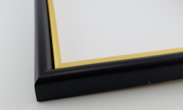 Rama Drewniana Czarna ze Złotym Paskiem – Klasyczna Elegancja – / Profil 060a/