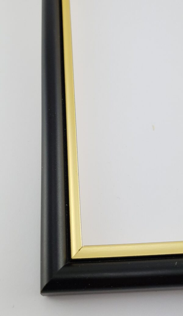 Rama Drewniana Czarna ze Złotym Paskiem – Klasyczna Elegancja – / Profil 060a/
