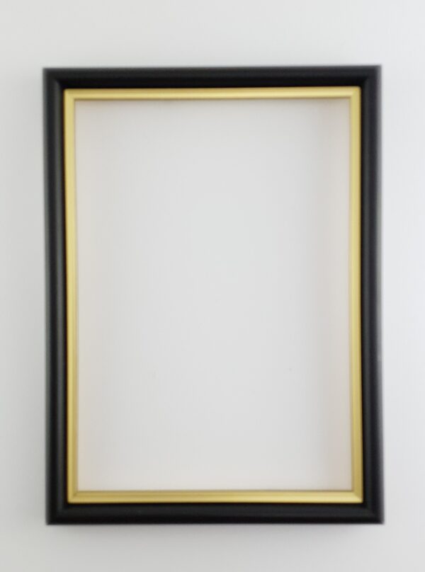 Rama Drewniana Czarna ze Złotym Paskiem – Klasyczna Elegancja – / Profil 060a/