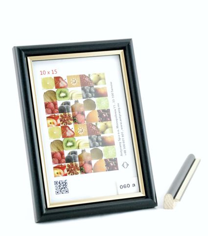 Rama Drewniana Czarna ze Złotym Paskiem – Klasyczna Elegancja – / Profil 060a/