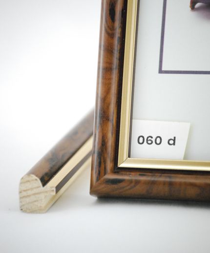 Rama Drewniana Mahoń ze Złotym Paskiem – Królewska Klasyka – Seria 060d