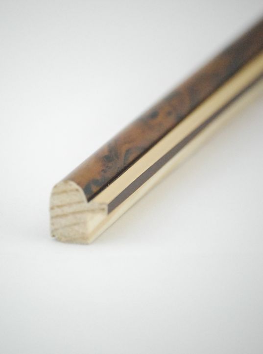 Rama Drewniana Mahoń ze Złotym Paskiem – Królewska Klasyka – Seria 060d