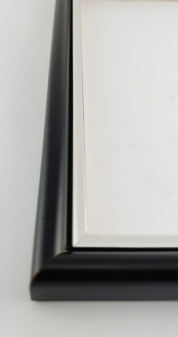 060f (8) Rama Drewniana Czarna ze Srebrnym Paskiem – Nowoczesny Kontrast – Seria 060F
