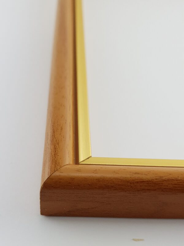 060gr (10) Rama Drewniana Jasny Brąz (Grusza) ze Złotym Paskiem – Słoneczna Elegancja – Seria 060GR
