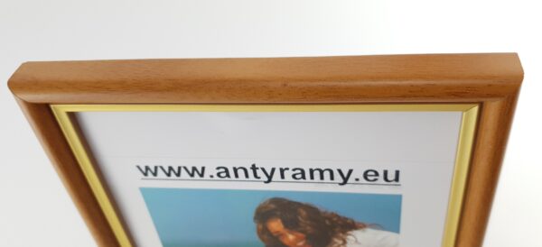 060gr (7) Rama Drewniana Jasny Brąz (Grusza) ze Złotym Paskiem – Słoneczna Elegancja – Seria 060GR