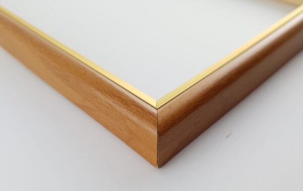 060gr (9) Rama Drewniana Jasny Brąz (Grusza) ze Złotym Paskiem – Słoneczna Elegancja – Seria 060GR