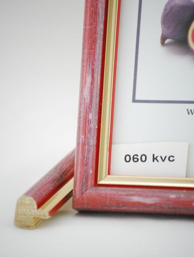 Rama Drewniana Czerwona Przecierana ze Złotym Paskiem – Styl Retro i Pasja – Seria 060KVC