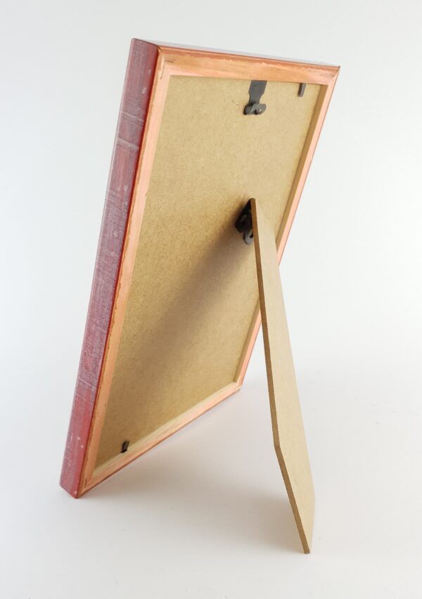 Rama Drewniana Czerwona Przecierana ze Złotym Paskiem – Styl Retro i Pasja – Seria 060KVC