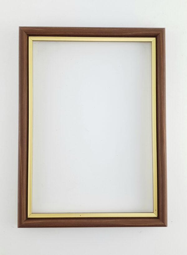 Rama Drewniana Brązowa ze Złotym Paskiem – Klasyka i Styl / Profil 060 PB/
