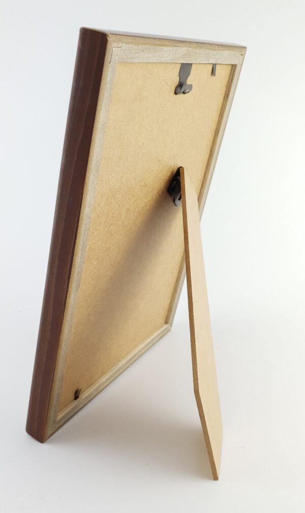 Rama Drewniana Brązowa ze Złotym Paskiem – Klasyka i Styl / Profil 060 PB/