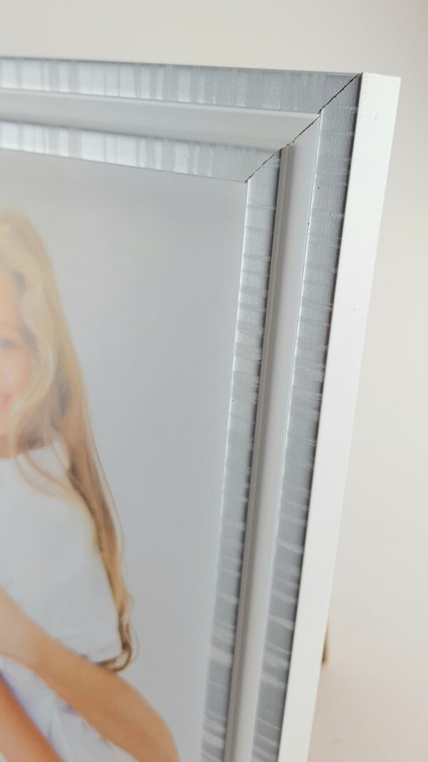 20200321_200812 Rama Drewniana Biała ze Srebrną Strukturą – Nowoczesna Świeżość-1717 BZS