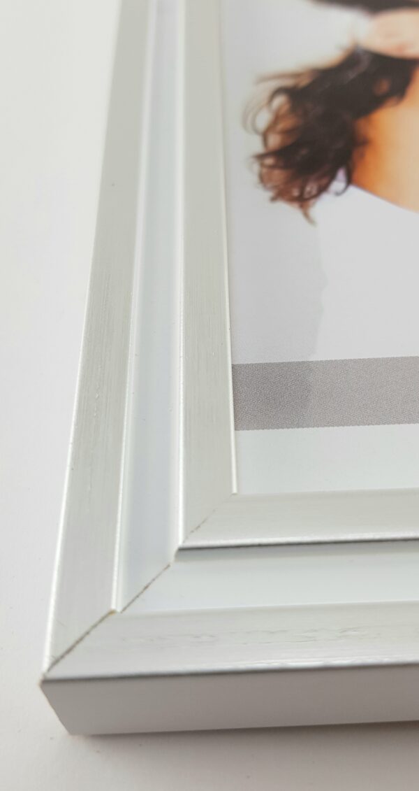 Rama Drewniana Srebrno-Biała – Nowoczesny Minimalizm-1717 SDB