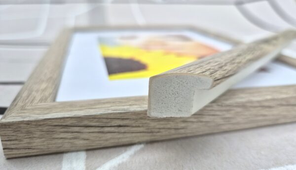 20240704_190215 Rama z Tworzywa Jasny Dąb – Lekkość i Trwałość – Nowoczesny Profil