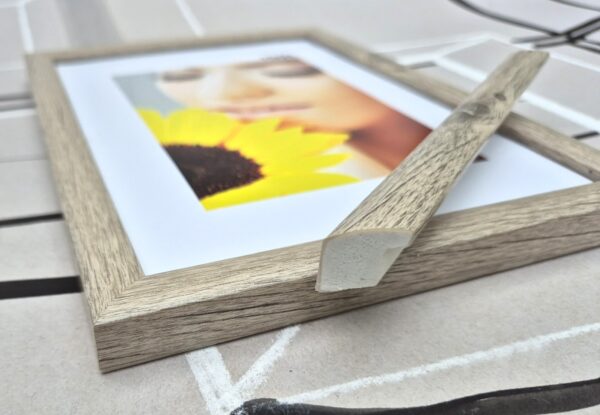 20240704_190221 Rama z Tworzywa Jasny Dąb – Lekkość i Trwałość – Nowoczesny Profil