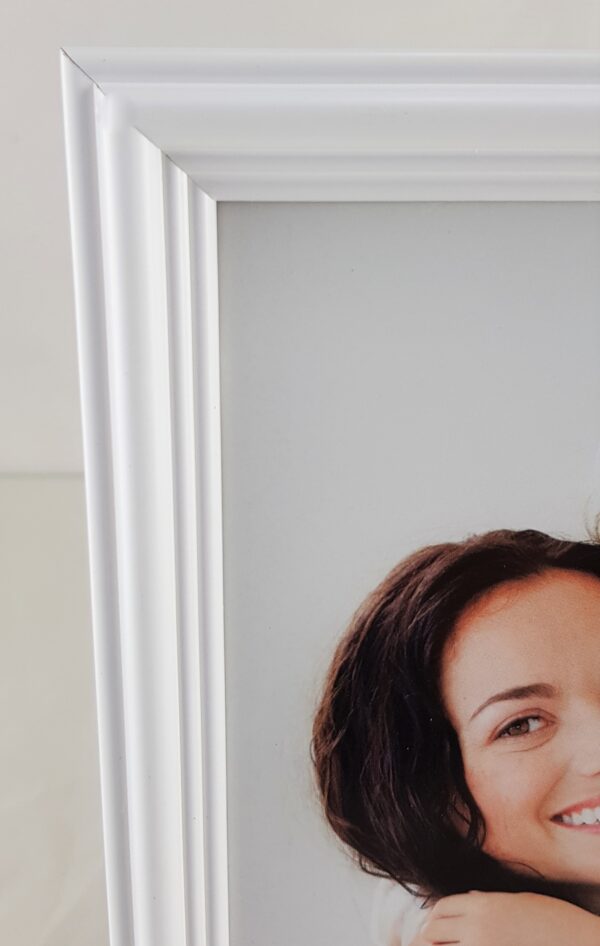 Rama Drewniana Biała Klasyczna – Ponadczasowa Świeżość – Seria 915 /BB/