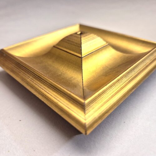 Złoty Ozdobnik Ścienny – Kwadratowa Piramida 10x10 cm – Satynowe Złoto - SR1 -