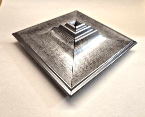 Srebrny Ozdobnik Ścienny – Kwadratowa Piramida 12x12 cm – Antyczne Srebro Szczotkowane  -SR2