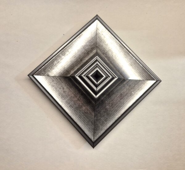 Srebrny Ozdobnik Ścienny – Kwadratowa Piramida 12x12 cm – Antyczne Srebro Szczotkowane  -SR2