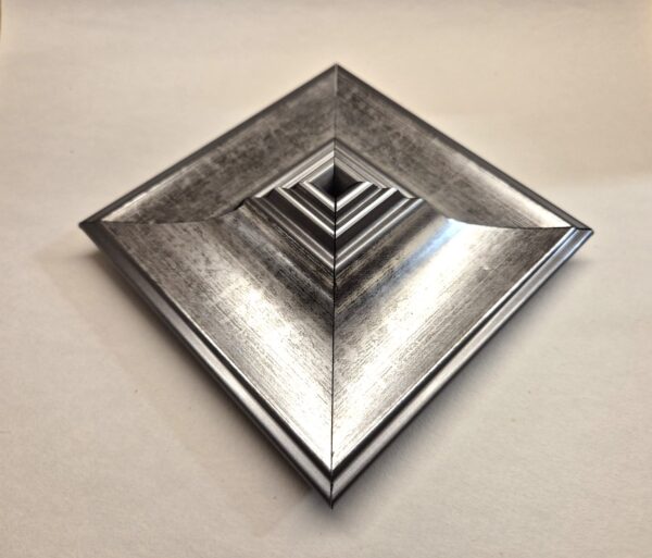 Srebrny Ozdobnik Ścienny – Kwadratowa Piramida 12x12 cm – Antyczne Srebro Szczotkowane  -SR2