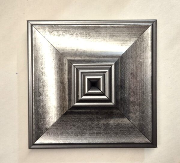 Srebrny Ozdobnik Ścienny – Kwadratowa Piramida 12x12 cm – Antyczne Srebro Szczotkowane  -SR2