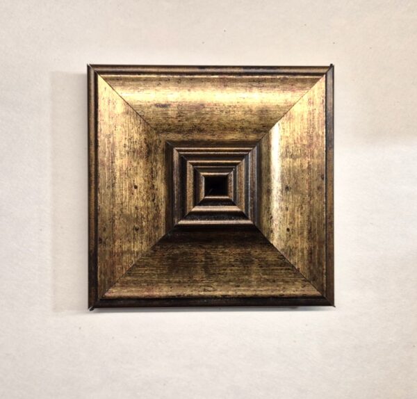 Piramida 12x12 Antyczne Złoto: Siła detalu w stylu Vintage - SR3