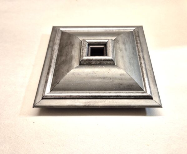 Srebrny Ozdobnik Ścienny – Kwadratowa Piramida 11x11 cm – Antyczne Srebro Szczotkowane -SR5