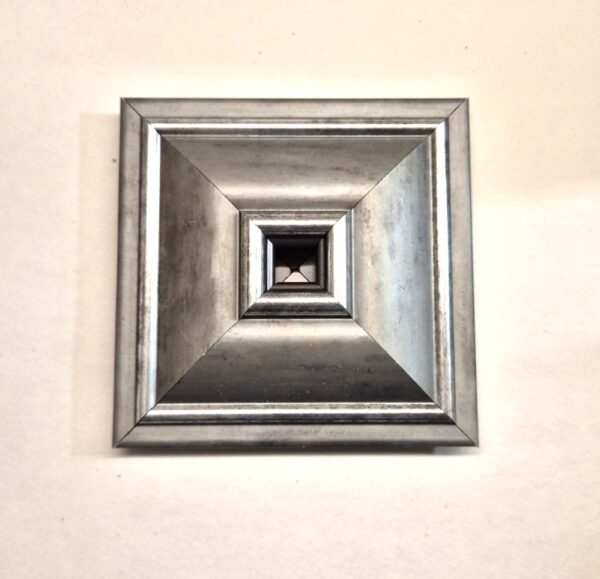 Srebrny Ozdobnik Ścienny – Kwadratowa Piramida 11x11 cm – Antyczne Srebro Szczotkowane -SR5