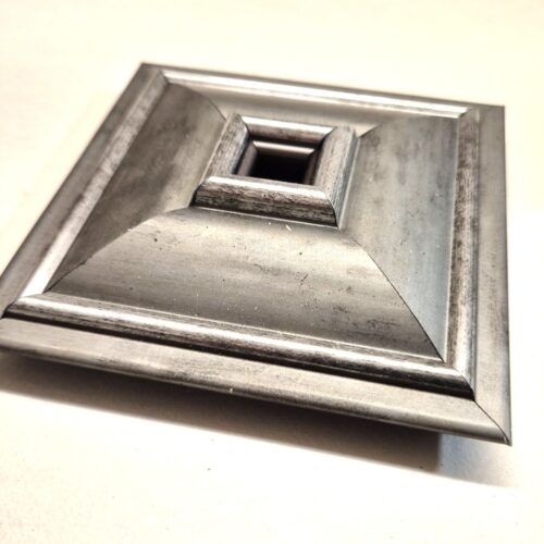 Srebrny Ozdobnik Ścienny – Kwadratowa Piramida 11x11 cm – Antyczne Srebro Szczotkowane -SR5