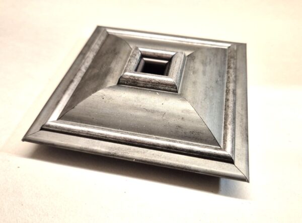 Srebrny Ozdobnik Ścienny – Kwadratowa Piramida 11x11 cm – Antyczne Srebro Szczotkowane -SR5