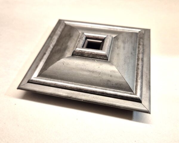 Srebrny Ozdobnik Ścienny – Kwadratowa Piramida 11x11 cm – Antyczne Srebro Szczotkowane -SR5