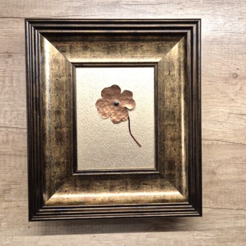 Obraz 3D „Złoty Talizman Szczęścia” – Rękodzieło na Złotym Młotkowanym Tle – 20x25 cm - K2