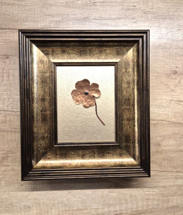 20260228_195454 Obraz 3D „Złoty Talizman Szczęścia” – Rękodzieło na Złotym Młotkowanym Tle – 20x25 cm - K2