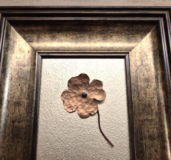 20260228_195455 Obraz 3D „Złoty Talizman Szczęścia” – Rękodzieło na Złotym Młotkowanym Tle – 20x25 cm - K2