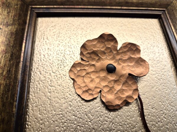 20260228_195459 Obraz 3D „Złoty Talizman Szczęścia” – Rękodzieło na Złotym Młotkowanym Tle – 20x25 cm - K2