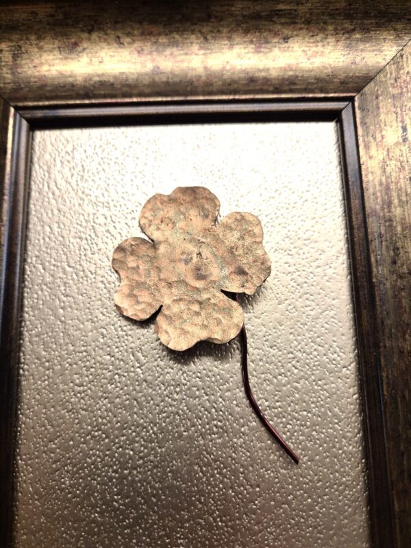 20260228_195520 Obraz 3D „Złoty Talizman Szczęścia” – Rękodzieło na Złotym Młotkowanym Tle – 20x25 cm - K2