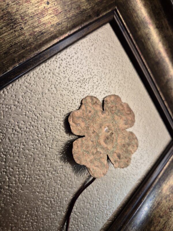 20260228_195522 Obraz 3D „Złoty Talizman Szczęścia” – Rękodzieło na Złotym Młotkowanym Tle – 20x25 cm - K2