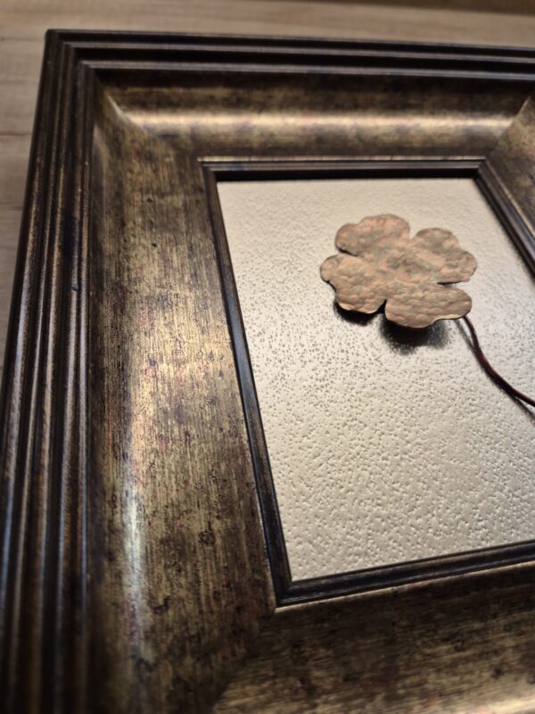 20260228_195528 Obraz 3D „Złoty Talizman Szczęścia” – Rękodzieło na Złotym Młotkowanym Tle – 20x25 cm - K2