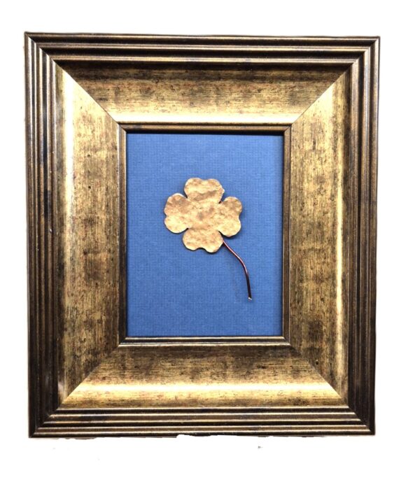 Obraz 3D „Błękitne Szczęście” – Ręcznie Kuta Koniczynka na Niebieskim Tle – 20x25 cm - K3