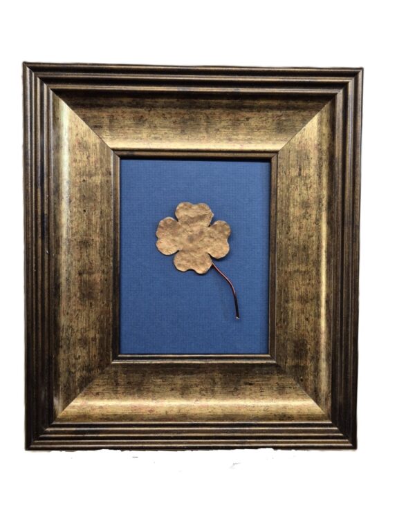 Obraz 3D „Błękitne Szczęście” – Ręcznie Kuta Koniczynka na Niebieskim Tle – 20x25 cm - K3