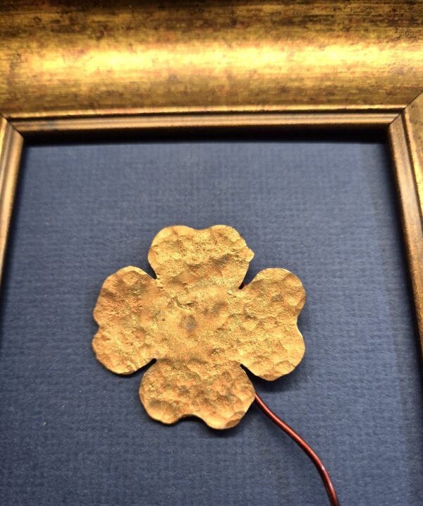 Obraz 3D „Błękitne Szczęście” – Ręcznie Kuta Koniczynka na Niebieskim Tle – 20x25 cm - K3