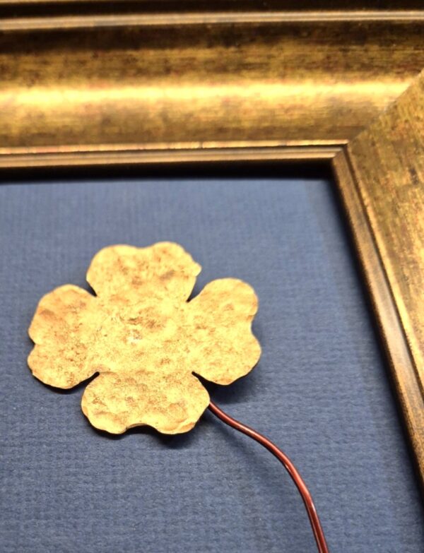 Obraz 3D „Błękitne Szczęście” – Ręcznie Kuta Koniczynka na Niebieskim Tle – 20x25 cm - K3