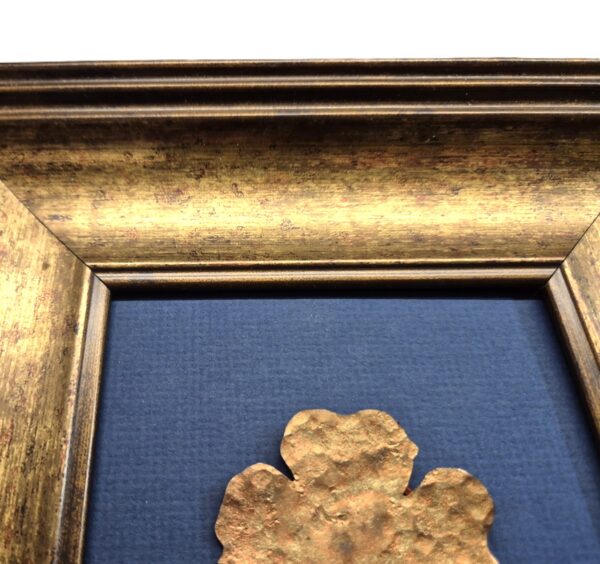 Obraz 3D „Błękitne Szczęście” – Ręcznie Kuta Koniczynka na Niebieskim Tle – 20x25 cm - K3