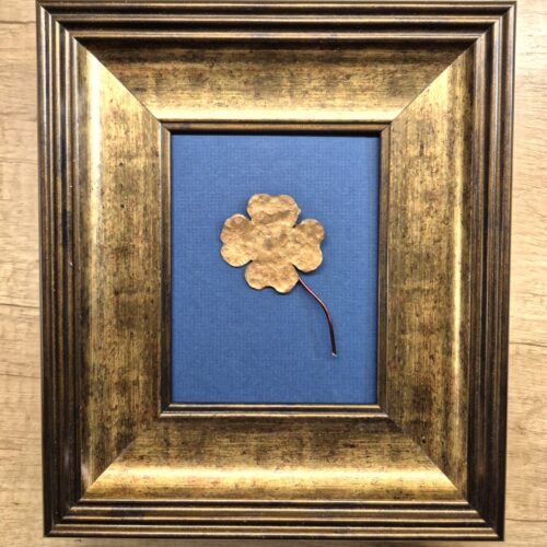 Obraz 3D „Błękitne Szczęście” – Ręcznie Kuta Koniczynka na Niebieskim Tle – 20x25 cm - K3