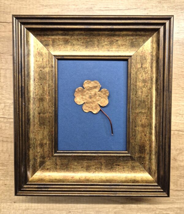 Obraz 3D „Błękitne Szczęście” – Ręcznie Kuta Koniczynka na Niebieskim Tle – 20x25 cm - K3