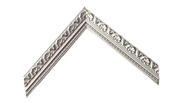 20260316_185044 Rama Drewniana Bogato Zdobiona – Biała ze Srebrem – Seria 116 BS (30x20 mm)